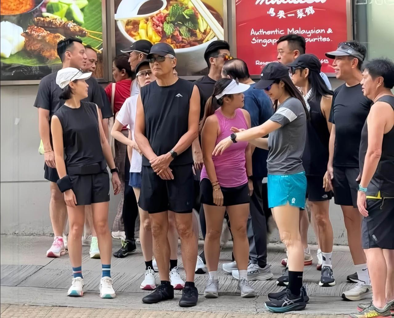 近日，有网友在香港石糖咀偶遇周润发组队跑步的画面。

近几年，发哥热衷于跑步，经