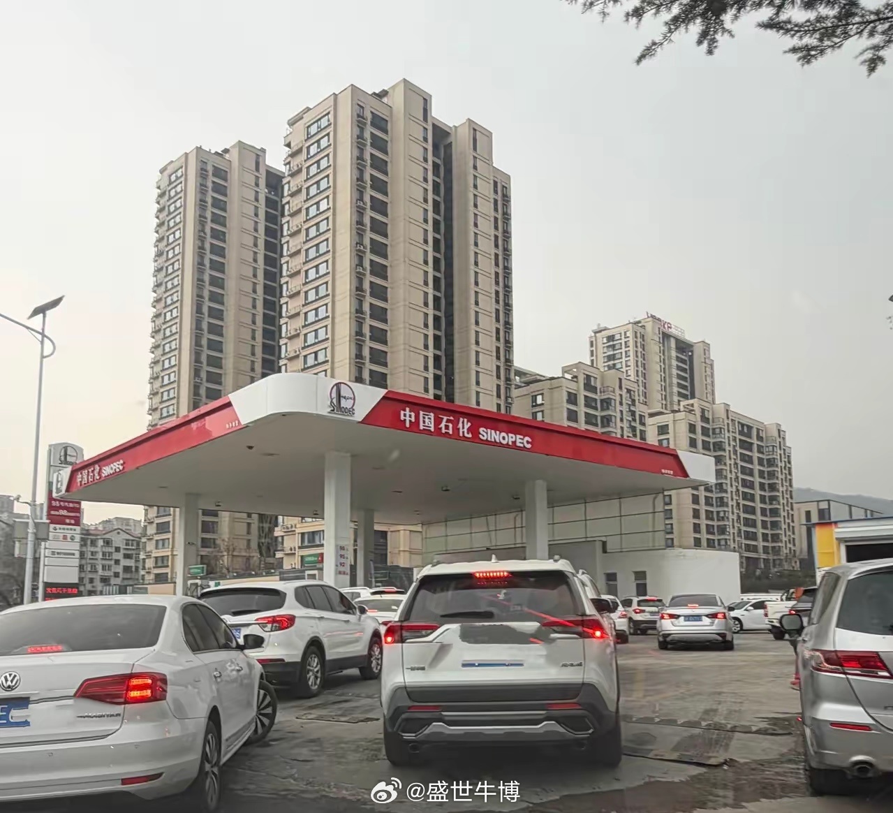 油价飙升加油站变大型停车场排队背后，是普通家庭对生活成本上涨的敏感应对。油价飙升