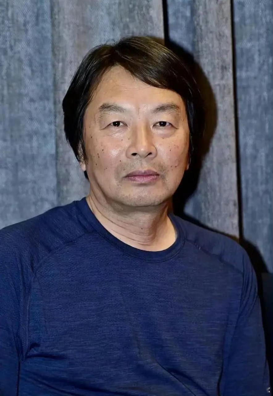 很现实的一段话：大多数穷人的原生家庭，其实就是精神病院，父亲暴躁无能、母亲哭哭啼