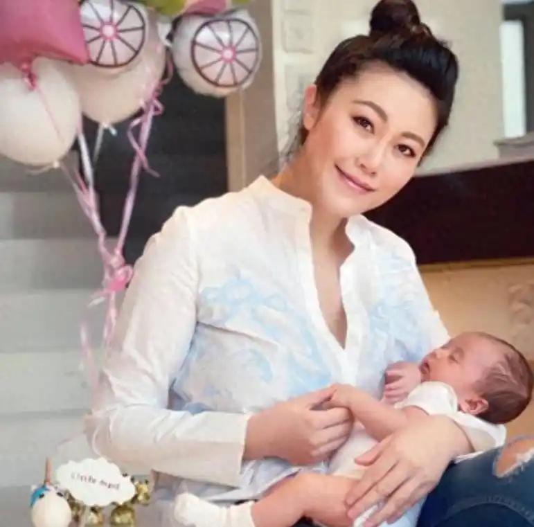 香港名媛坠楼惨案！34岁豪门女商人罗力力，抱着5个月亲生女儿坠楼离世，孩子生父至