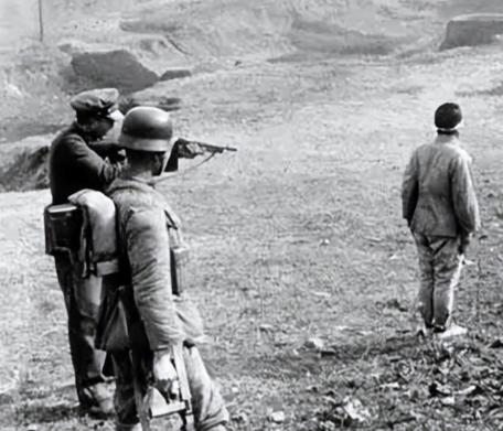 1946年，日本战犯鹤丸光吉被押赴刑场。死到临头，他突然扭头狂喊“天皇万岁”。两