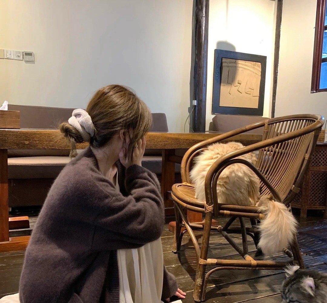 见面的时候总见你玩手机 分开又不见你回消息 