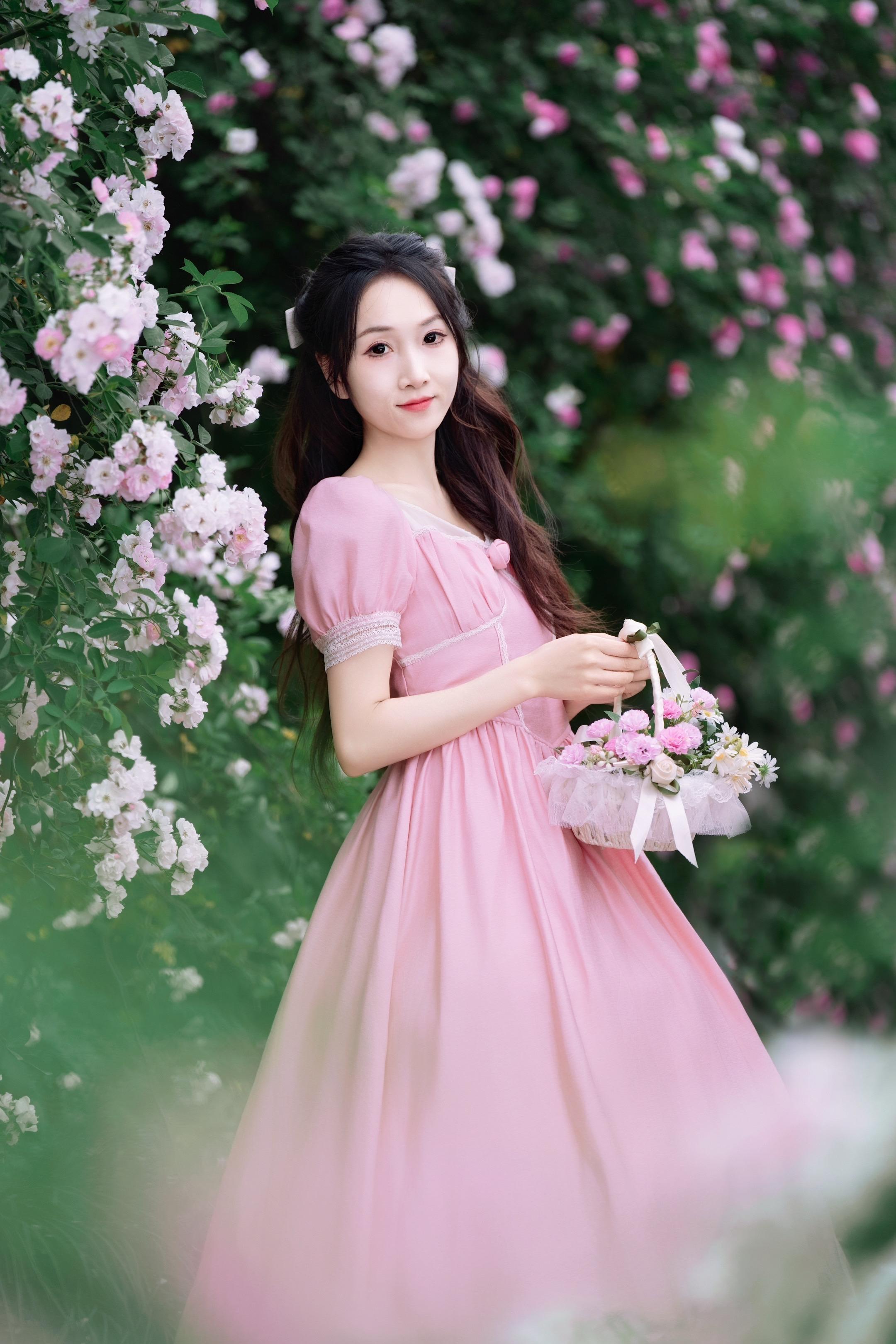 蔷薇花和少女好搭配啊。