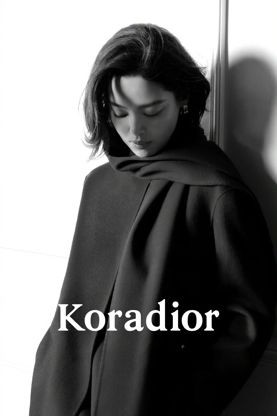 从威尼斯水城的熠熠星光，到时尚舞台的中央，辛芷蕾的每一步都走得坚定而耀眼。辛芷蕾