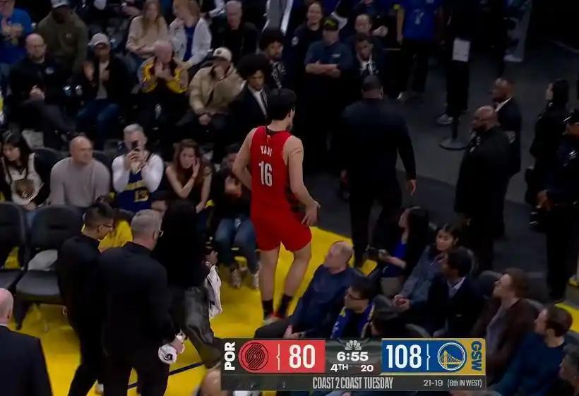 杨瀚森用自己的拼劲赢得了尊重，倒地抢球的时候后脑勺磕到了勇士球员理查德的，但是杨