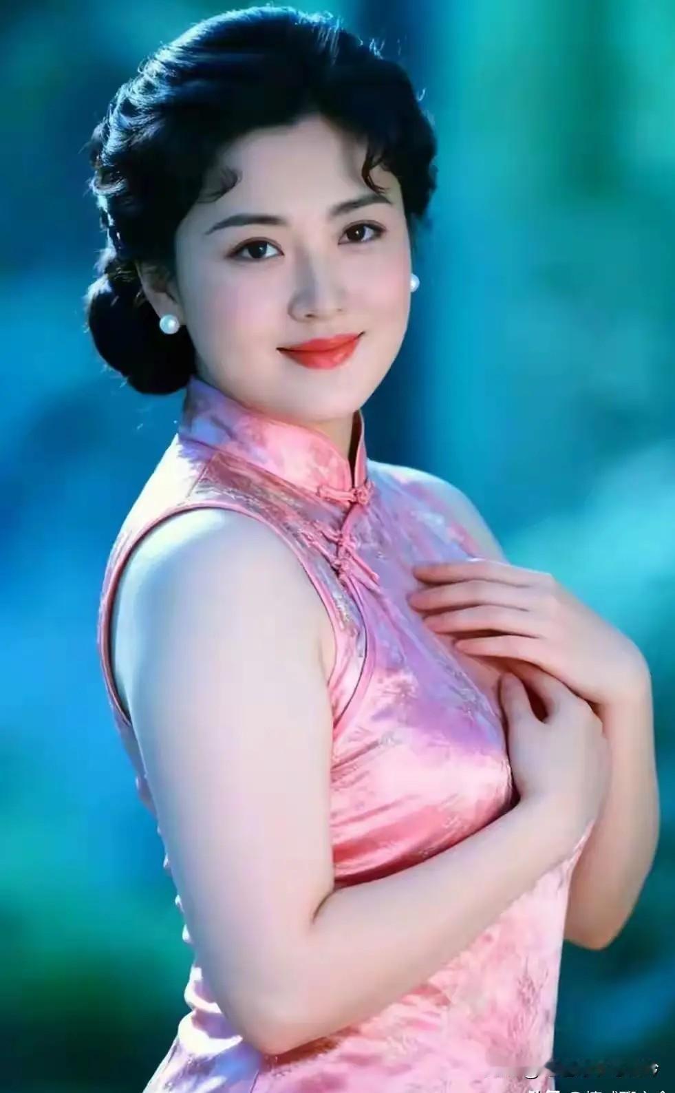 不经意间，他的目光落在了一位美女身上。刹那间，他的心跳如脱缰野马般失控，思维仿佛