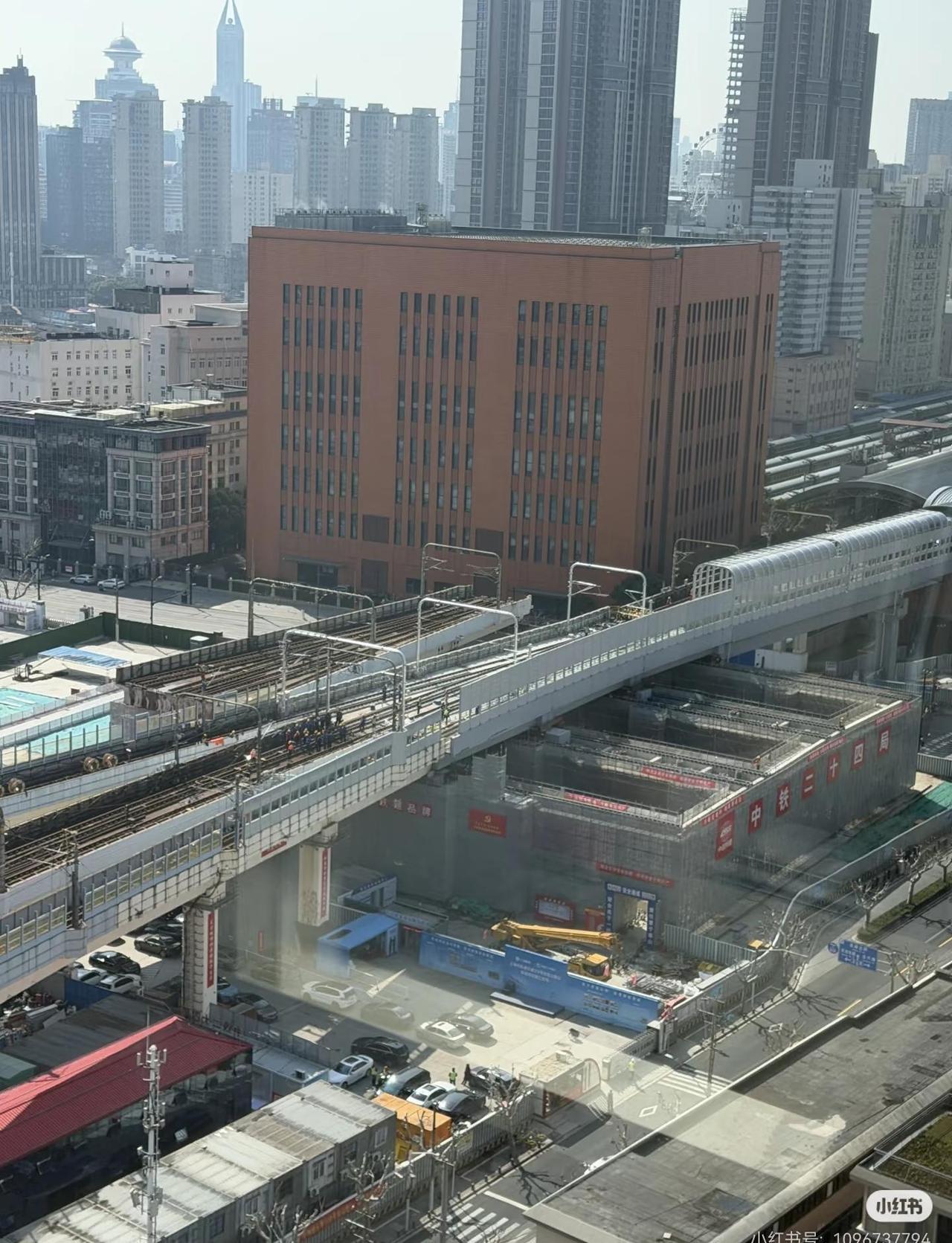 网友作品！！！宝山路地铁站合拢啦！
可喜可贺！！！决战马年新春留下地铁站 地铁挤