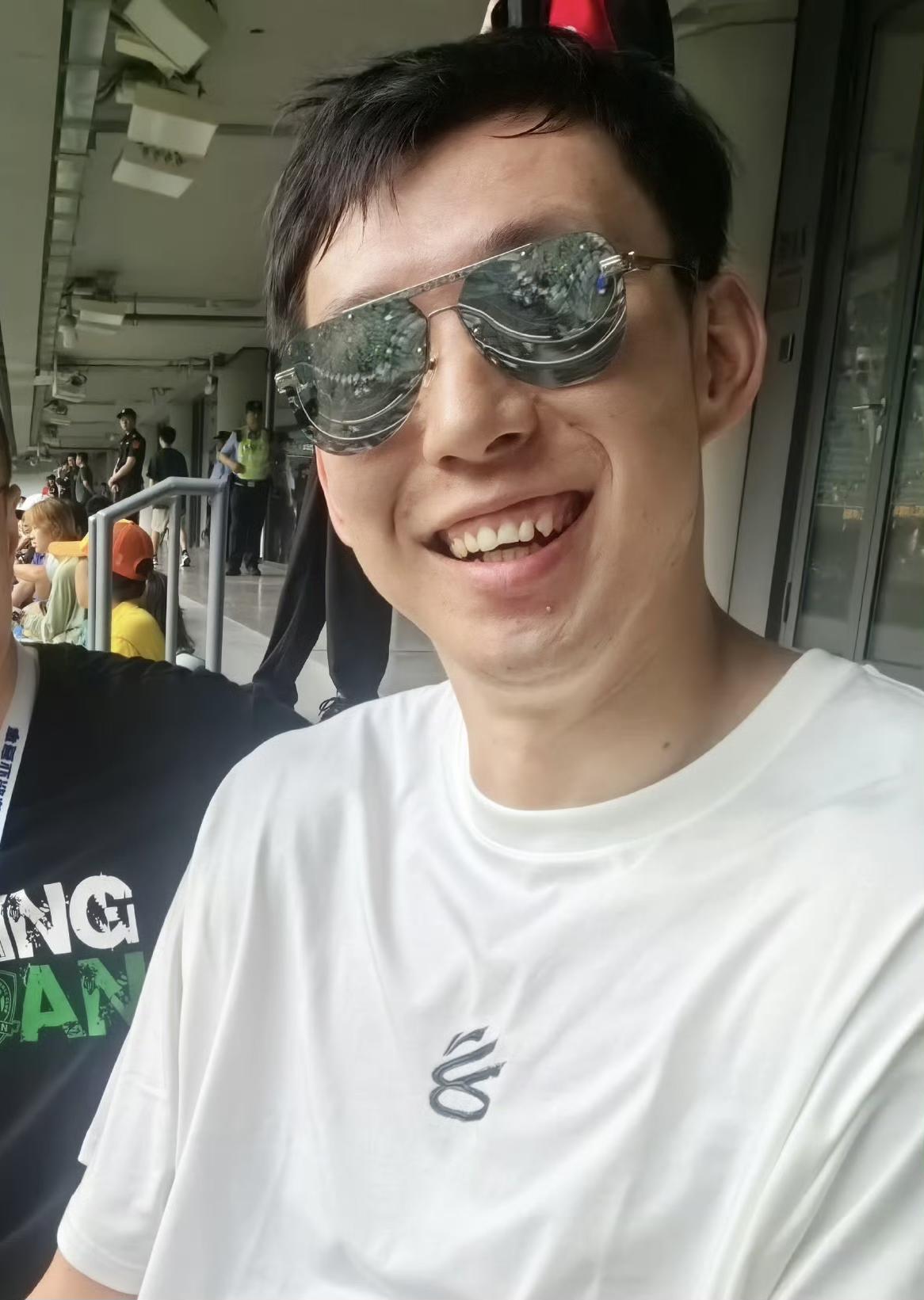 周琦、胡明轩开心看球，没有比赛的日子还真的是非常轻松的。

7月4日晚，可能很多
