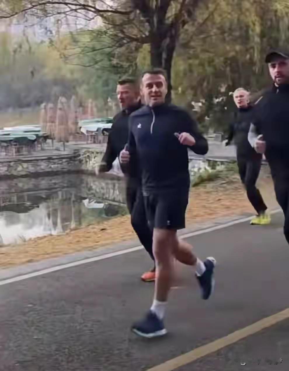 好身材从不是天生的，

那些总说跑步伤身体的人，

不妨看看马克龙的状态。

1