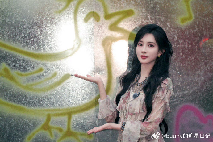 孟子义小百灵鸟合影 孟子义回《五十公里桃花坞6》录制了，晒和小百灵鸟合影~孟子义