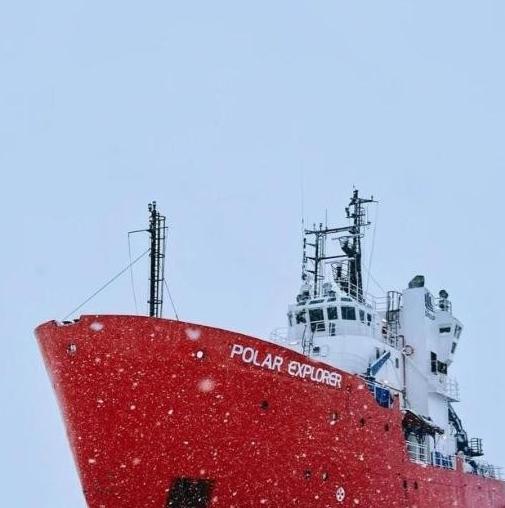 美国这次可是真急眼了！
美国急得不是航母导弹这些，而是中国那艘能在冰面上开路的破