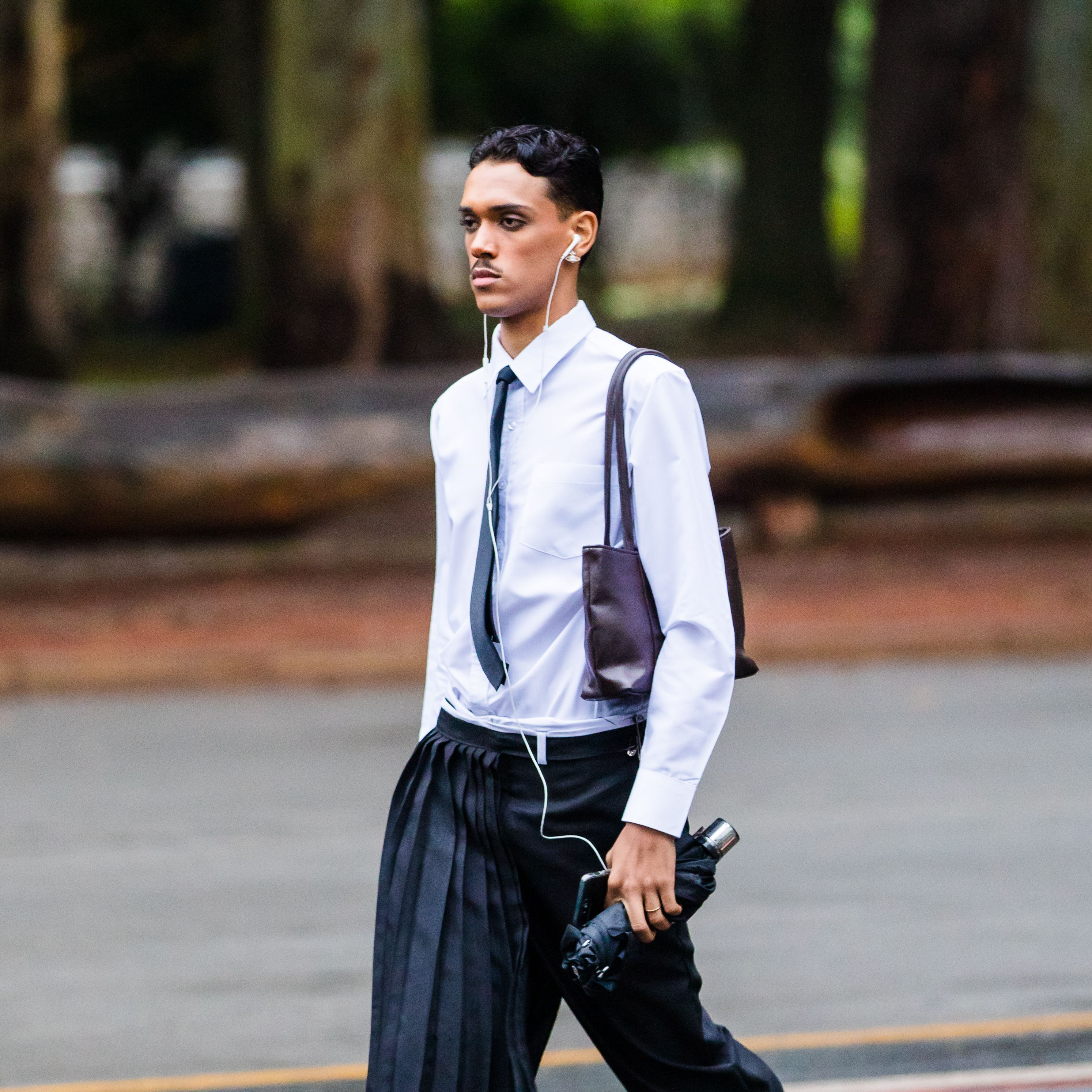 没想到那根20块钱的有线耳机居然翻身成潮流单品了。现在年轻人把它当项链挂脖、绕手