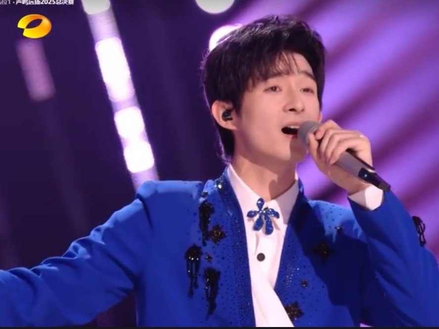 声鸣远扬惊现偷版费玉清危晋宇这一版青花瓷好像偷版费玉清啊，亦柔亦刚，这动作好像偷