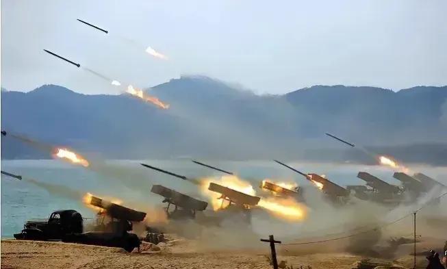 【韩朝开战？朝鲜打出200发炮弹后，韩国才后知后觉】
近日朝鲜发射200发炮弹一