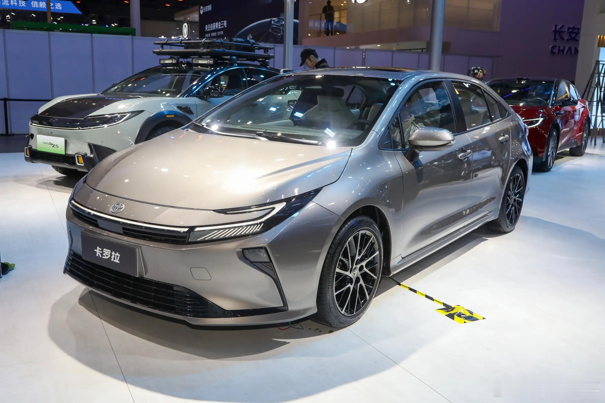 12月21日一汽丰田新款卡罗拉上市。动力可选2.0升汽油发动机和1.8升油电混动