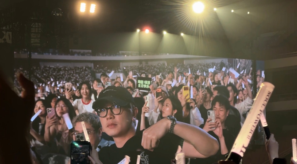 颜人中来陶喆现场蹦迪了 在演唱会上海收官站的现场玩得太开心了吧☺️在台下拿着荧光