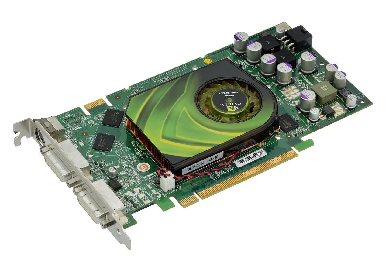 黄仁勋在韩国T1网吧将未发售RTX 5090送给还在用RTX 2070的粉丝，这