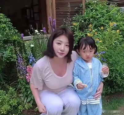 黄一鸣疑似又拿女儿炒作，自导自演，自娱自乐，这女的也是吃上互联网饭的门道了。 赵