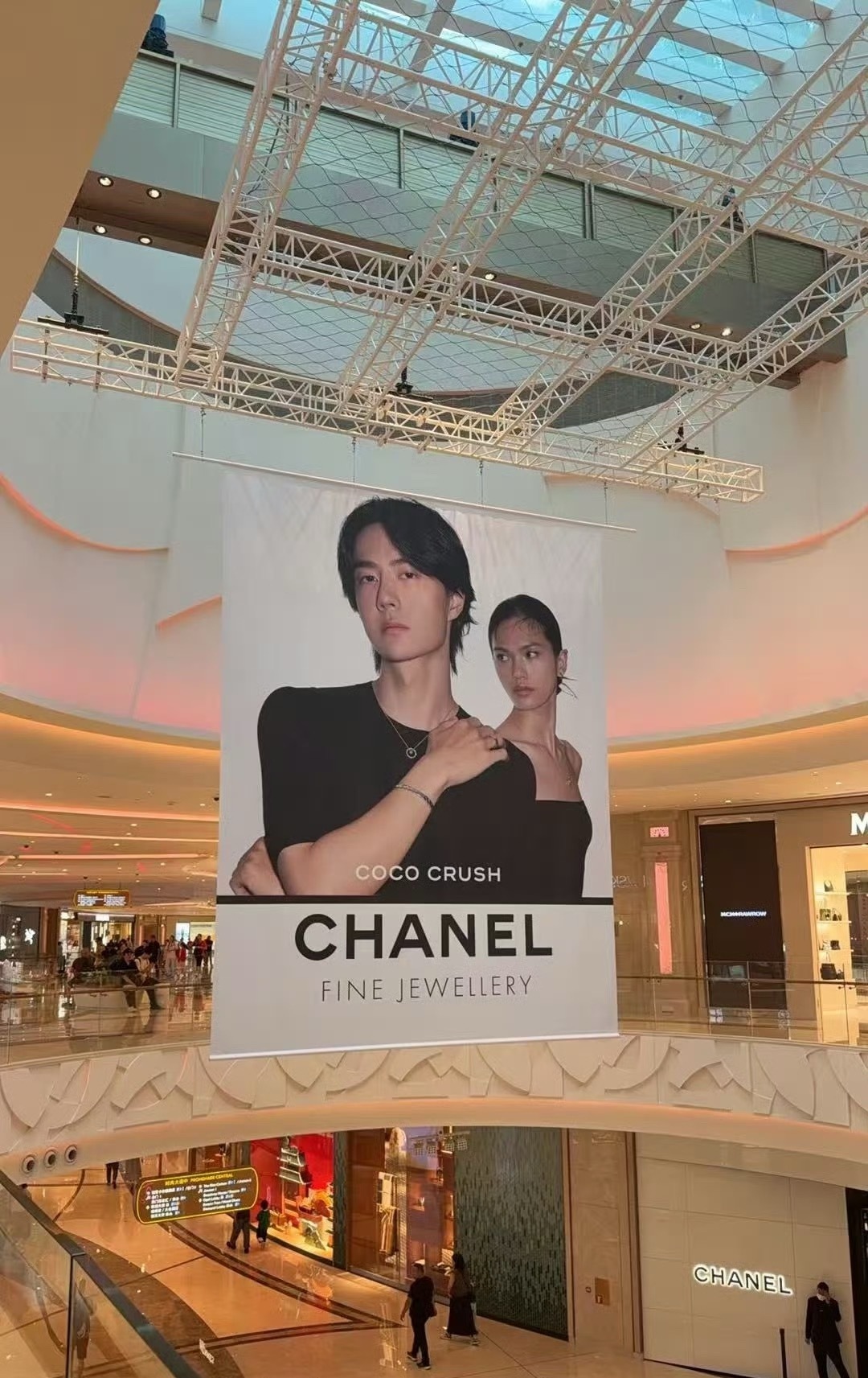 王一博香奈儿地广排面 王一博香奈儿地广🈶连夜铺地广，卡生日这天把地广铺到各处！