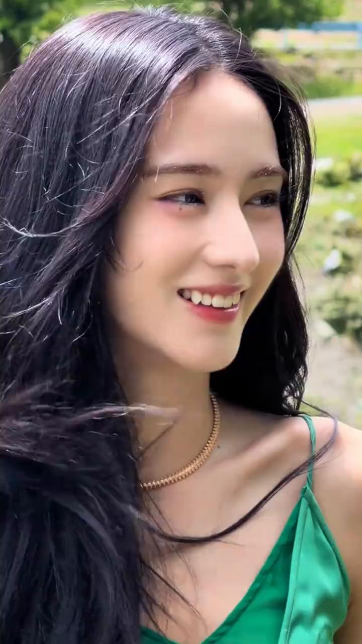 像发财了，难怪李万达在山里走红毯看着格外舒服，对他来说这是回家了。
作为从小在深