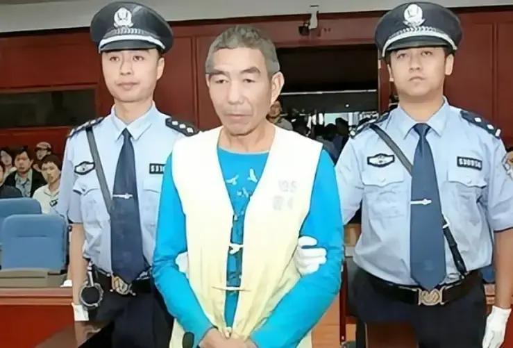 从2007年开始，他把受害者肉剔下，腌渍风干后冒充鸵鸟肉在市场售卖，直到2012