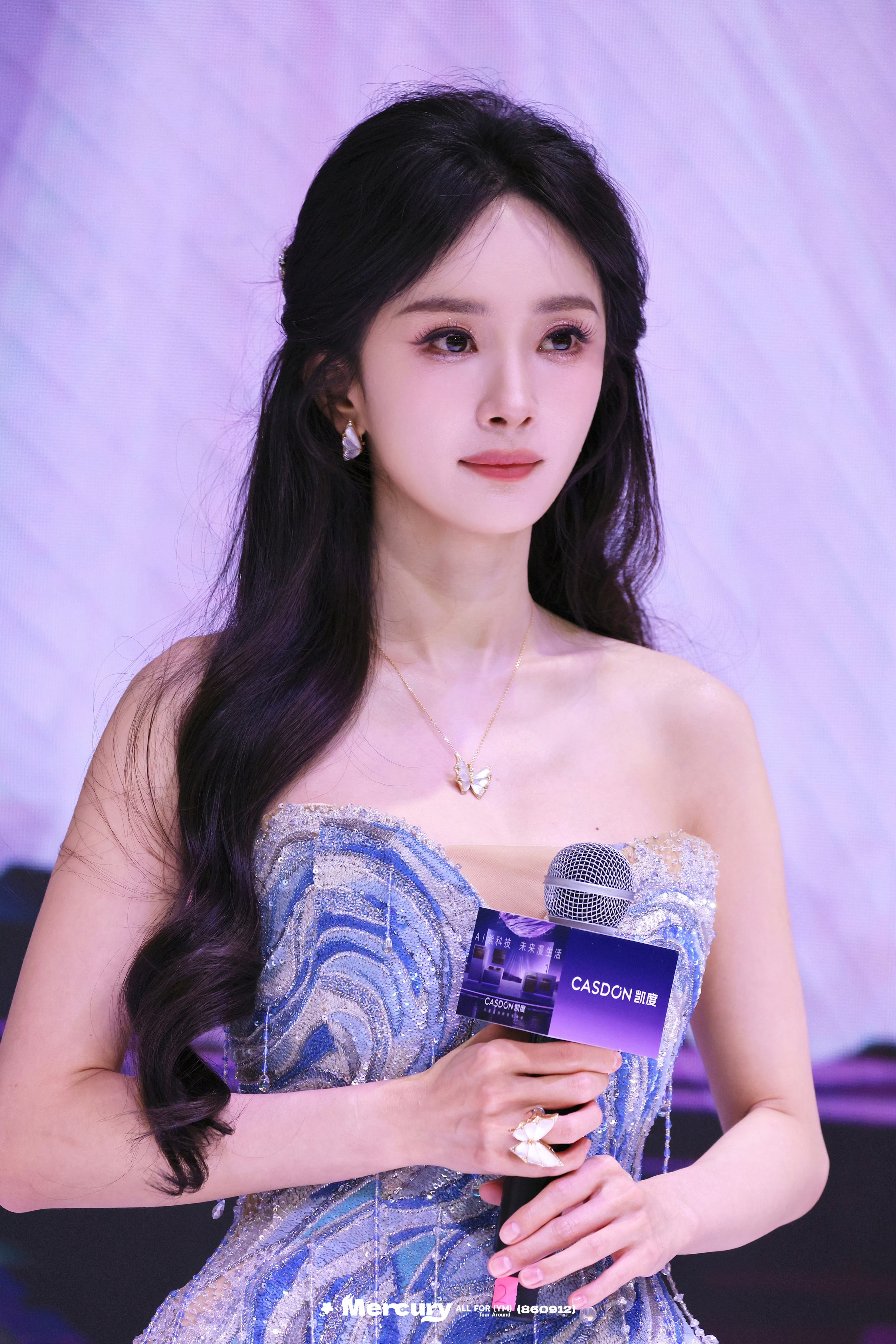 杨幂把海洋穿身上了一次品牌活动两套高定look！今年已上身4套高定礼服！累计上身