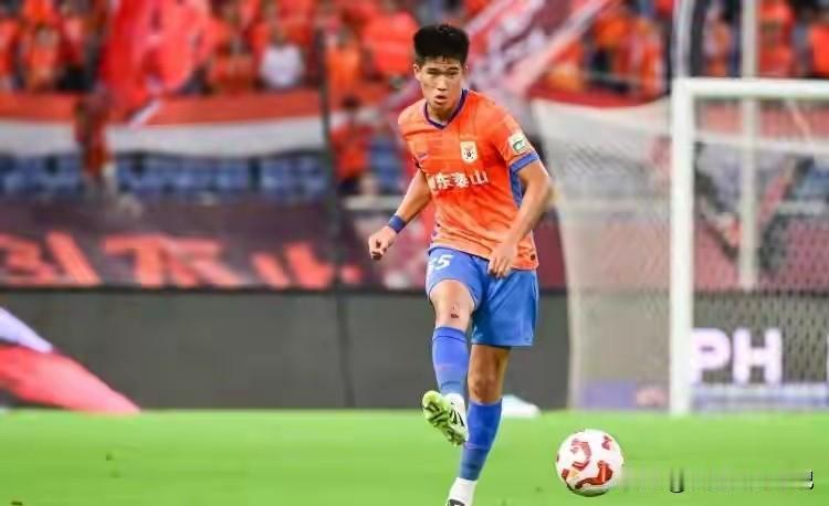 彭啸已经跟泰山完成续约！
今天传来泰山最新消息。山东泰山已经彭啸完成续约。合同签