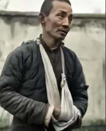 1943年，新四军团长汤景延叛变，打死3名新四军战士后，带着600多人投靠日军，