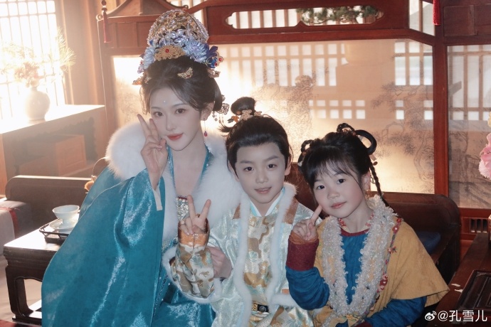 孔雪儿晒了长宁和宝儿孔雪儿追逐玉追上头了 孔雪儿追逐玉追上头了，孔雪儿晒了长宁和