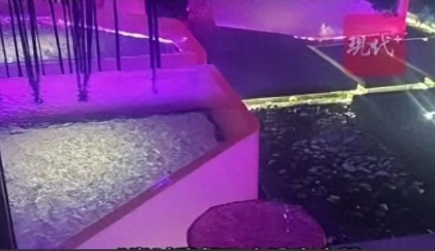 贵阳，三名女子在洗浴中心洗澡，都光着身子，一丝不挂，怎料一个男的忽然闯了进来，把