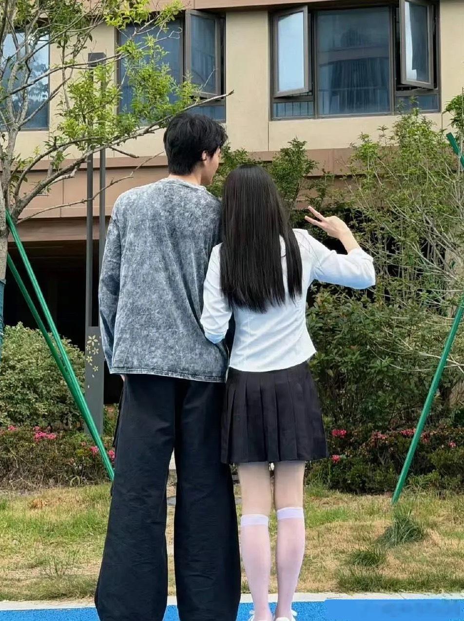 妈耶，环大陆已经发展到穿女装营业情侣了么，好可怕，这都什么人才能吃的下去…