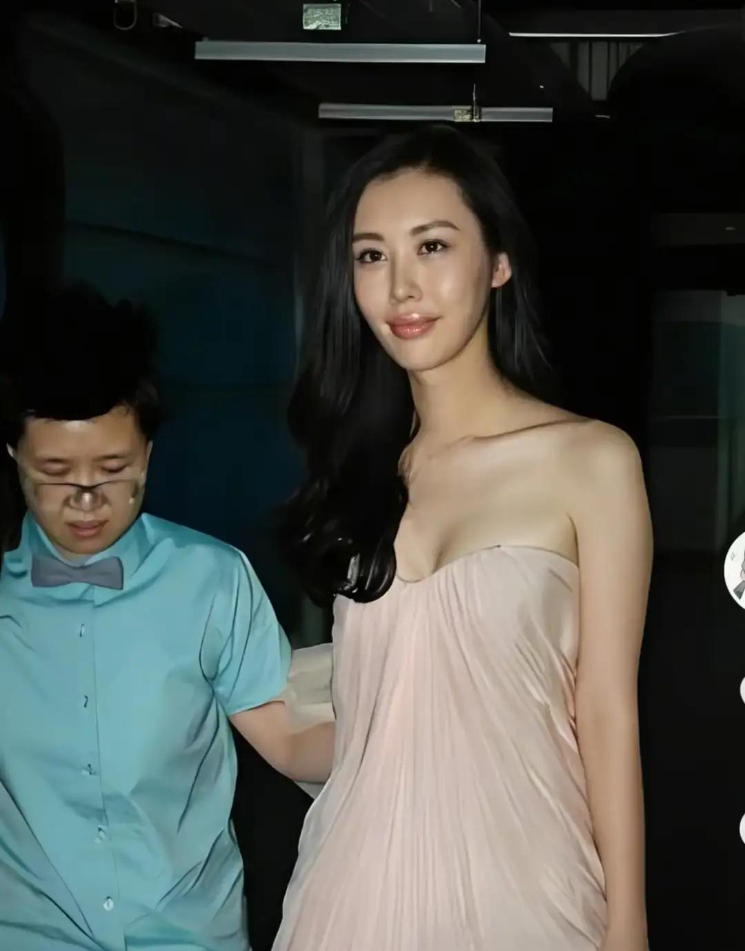 田朴珺不旺夫？王石亏惨了
 
十年前，王石牵着田朴珺，李国庆拉着俞渝。
 
一个