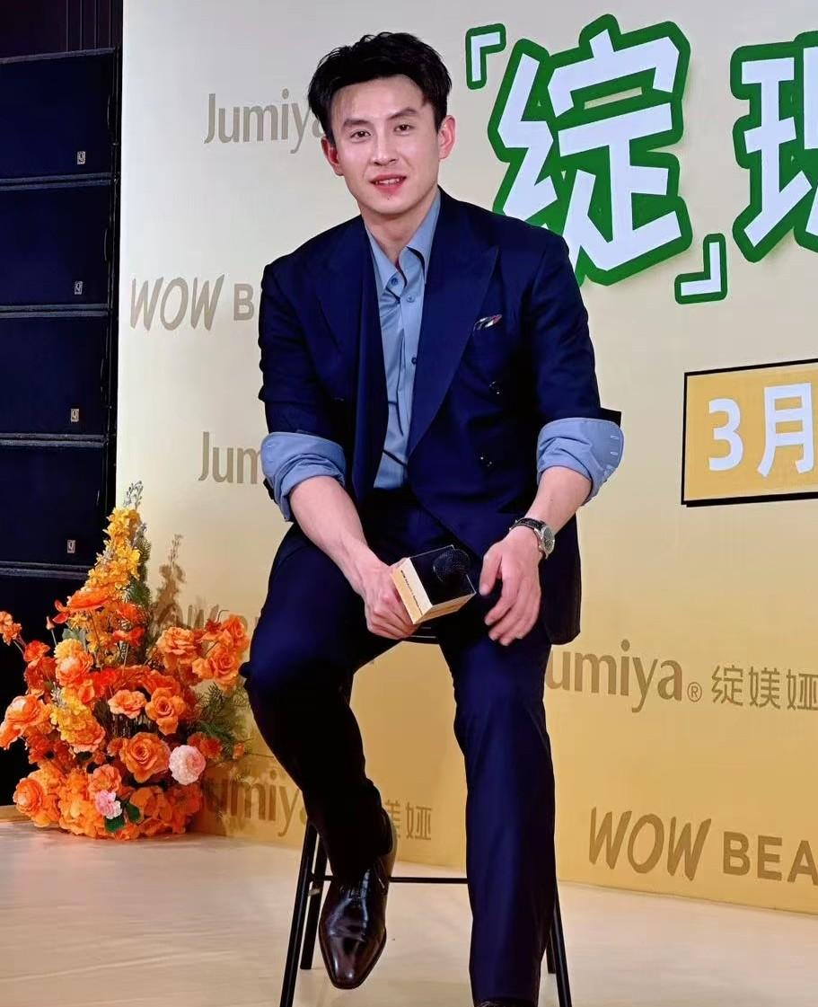 细节见人品
刘萧旭昨天在深圳的线下活动去了很多粉丝，就在一个女粉丝上台跟刘萧旭互