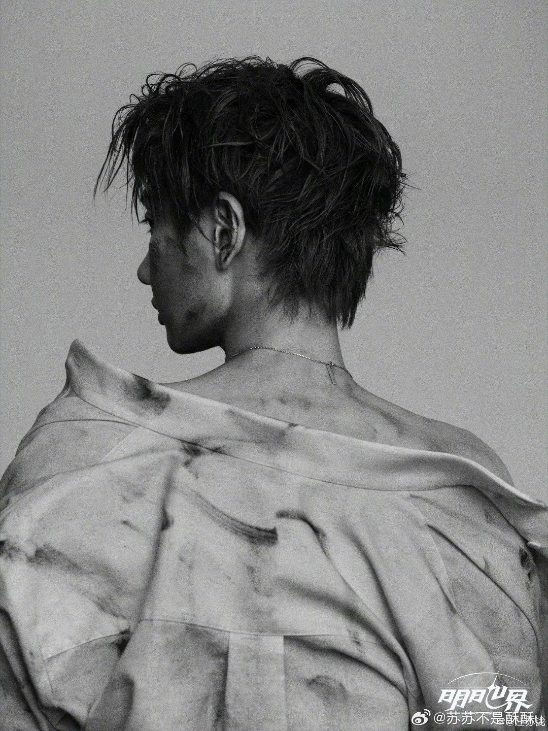 禁欲系黑白格调搭配战损妆造，气场与破碎感并存，颜值与张力双在线，这组九宫格真的越