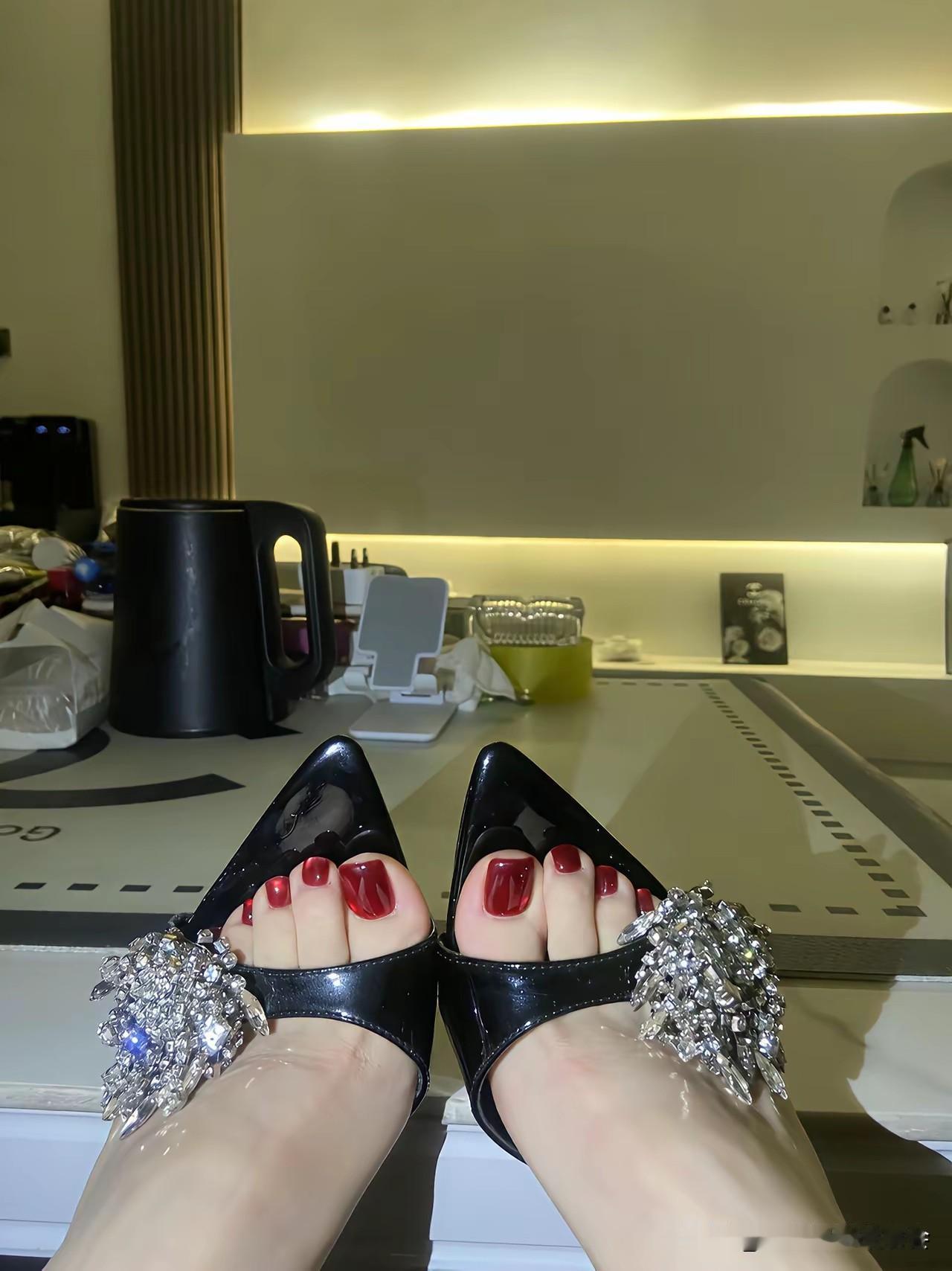 我来人间一趟，做完美甲就回去了！[捂脸]

 
人生如果是一本书，我希望是情节丰