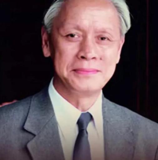 1959年，他趁着妻子出差，偷偷把一管液体灌入刚满一岁的儿子嘴里。看着儿子天真的