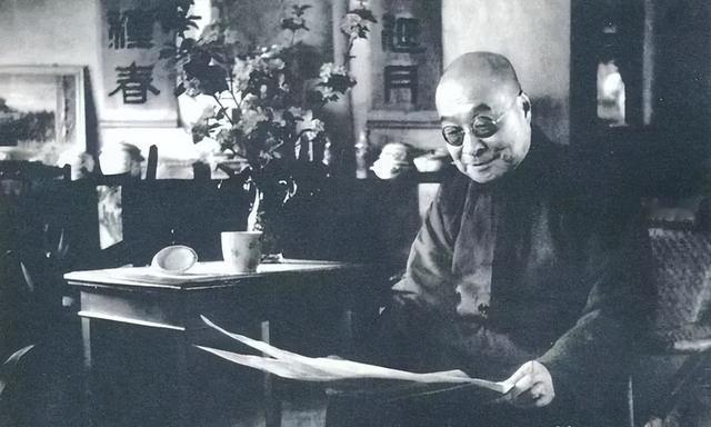 1923年，张宗昌小妾生病，请来名医施今墨。施今墨刚要写药方，却突然停下。张宗昌