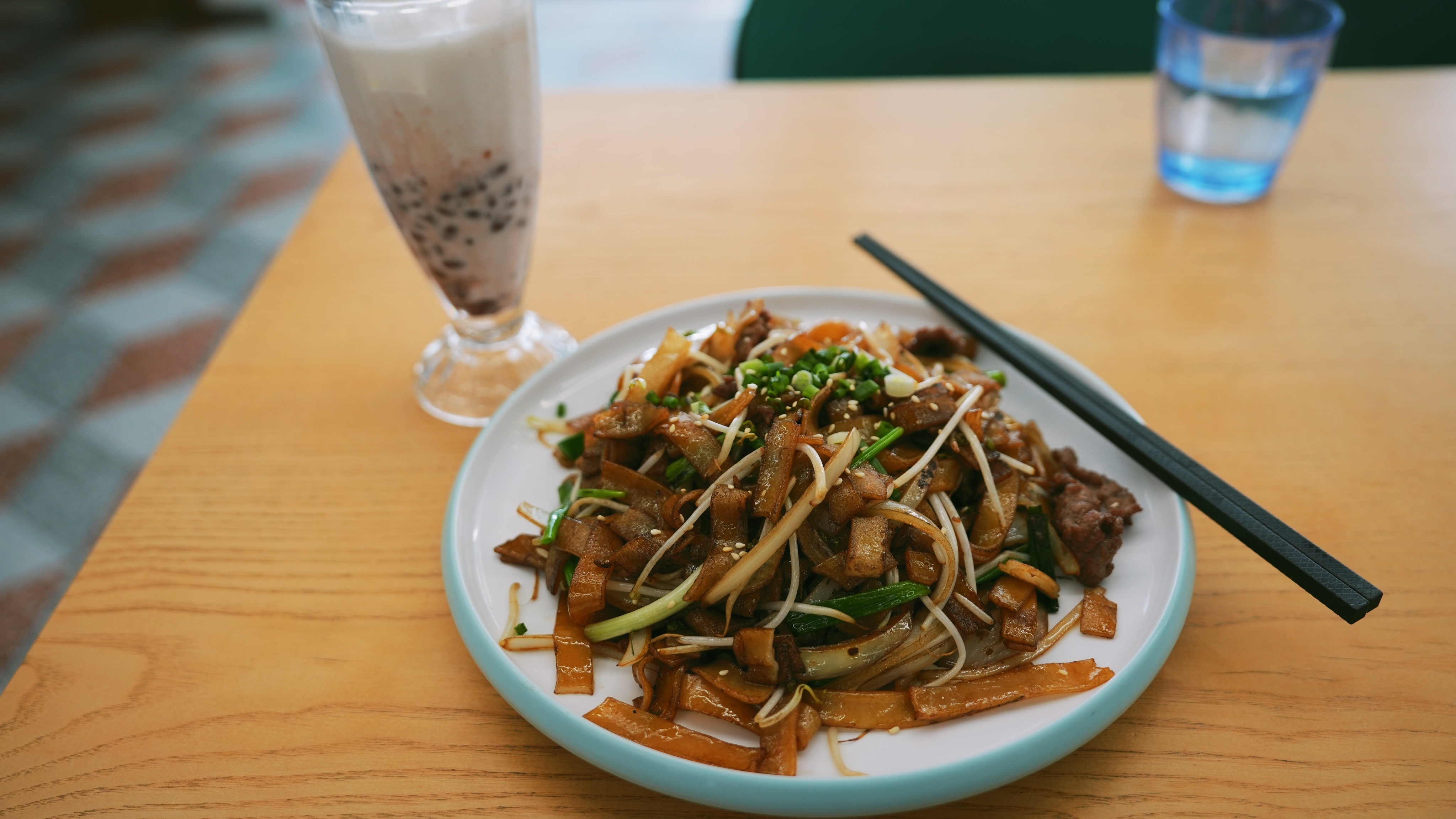 牛河配红豆冰，是个很巴适的配方，来港澳溜达的老师，记一下哈，另外你看看咱们国产品