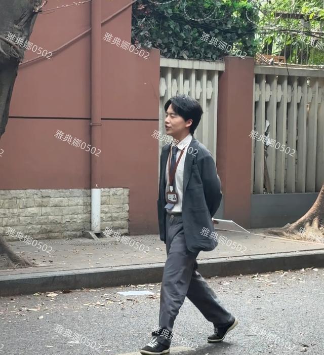 成都街头偶遇郭麒麟，真人也太小只了，胖一点真就像郭德纲了 