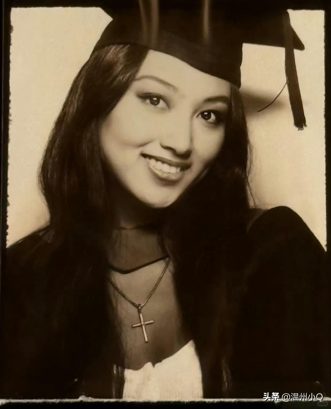 任达华琦琦女儿任晴佳晒毕业照，妆容欧美，乍一看还以为是混血或华裔。一看她就是长期