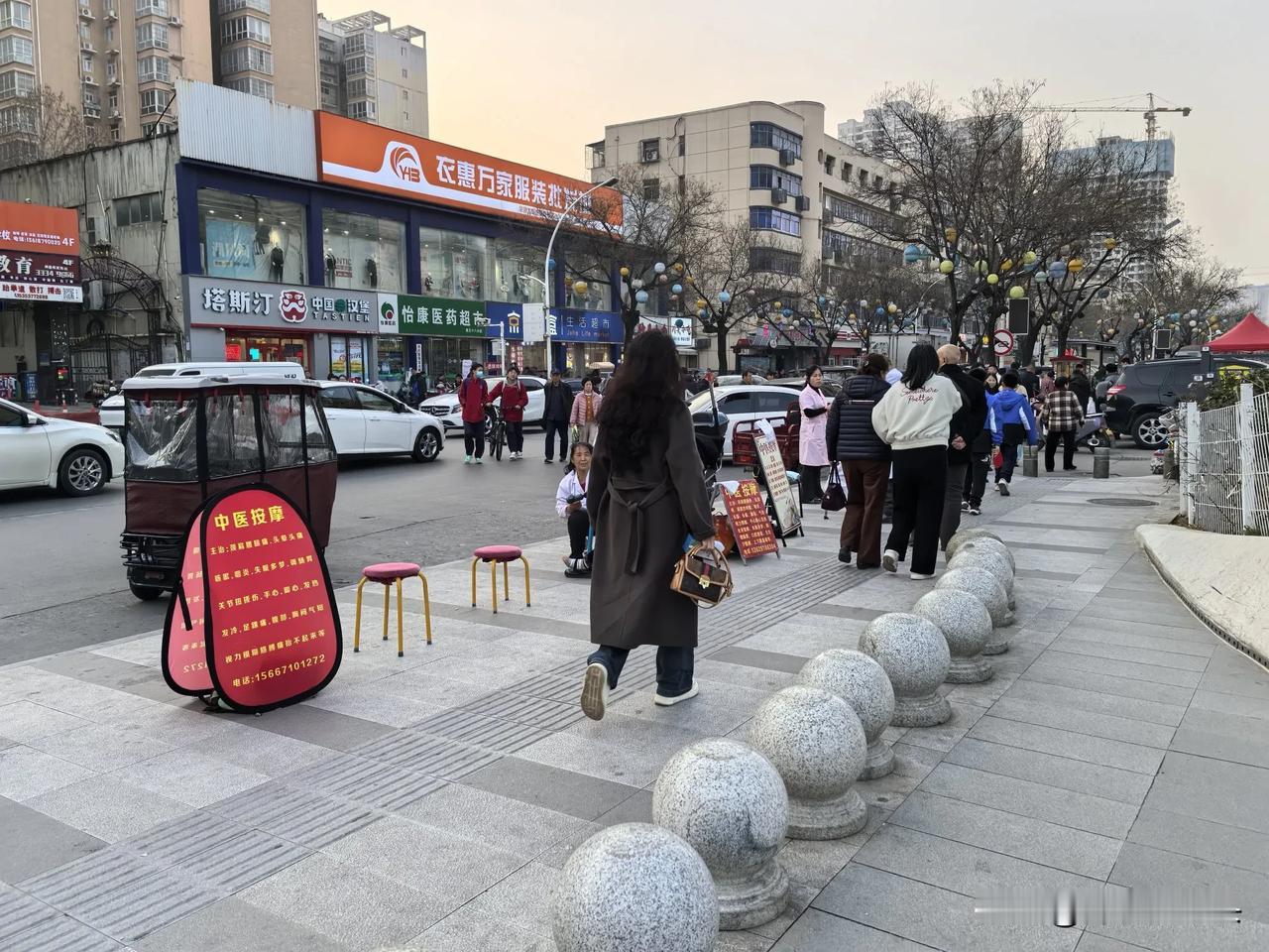 今天三八妇女节，到咸阳渭城凤凰广场转转。
也许好久没来的缘故，今天的凤凰广场焕然