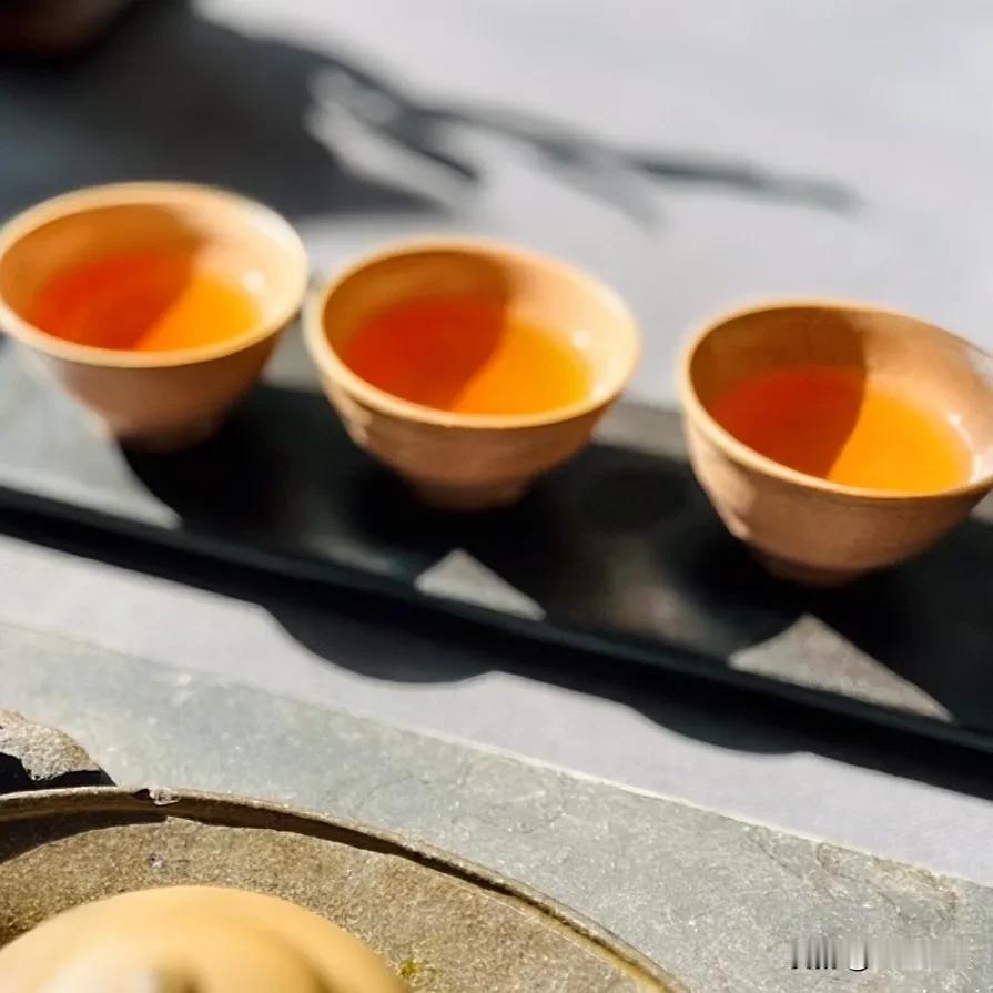 茶叶的保质期有多久？
记住这个顺口溜就懂了：
绿茶黄茶一年半，
清香乌龙喝半年，