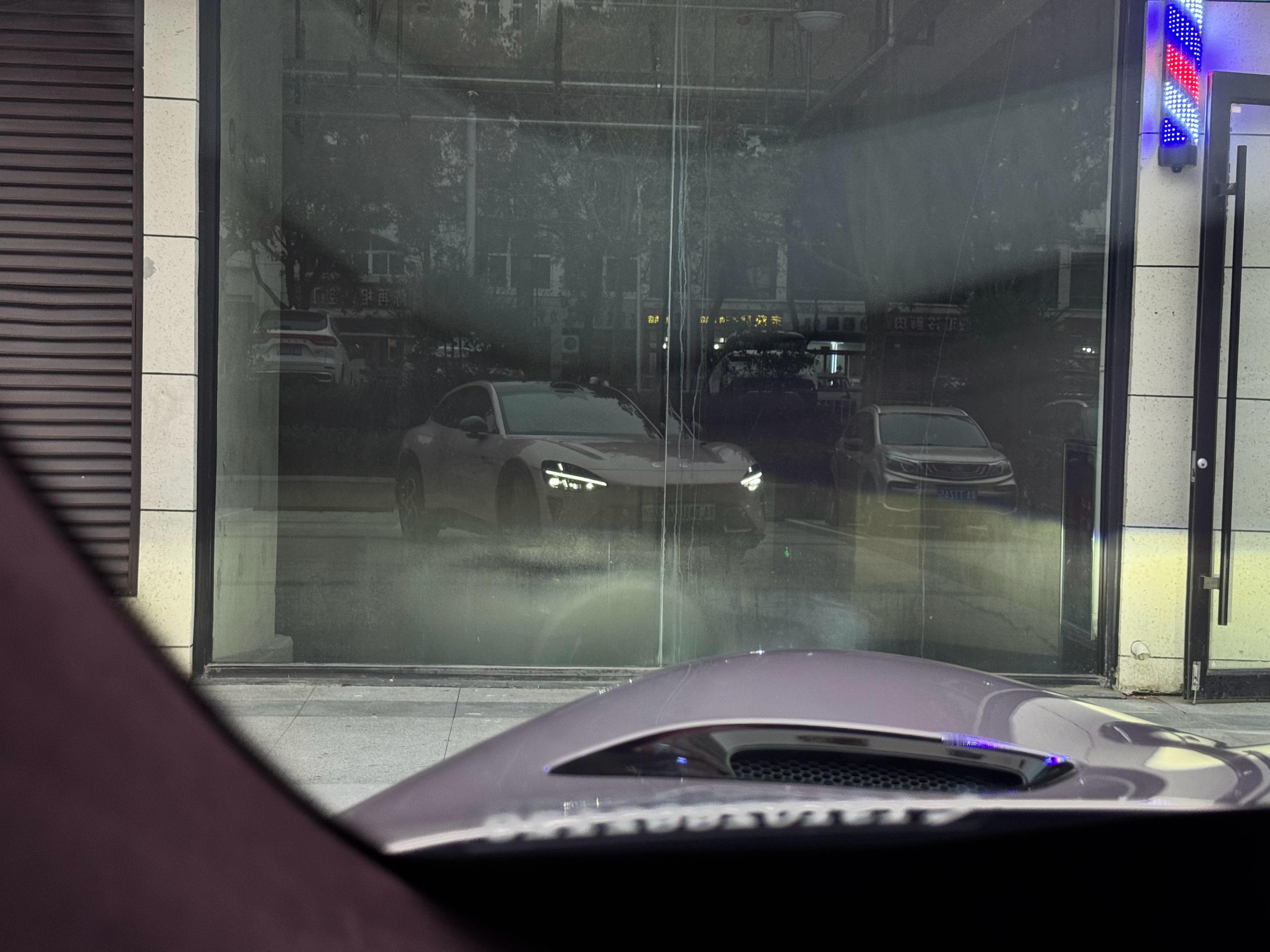 当停车的时候看到对面有个镜子，不由得感慨一下，YU7真TM帅啊