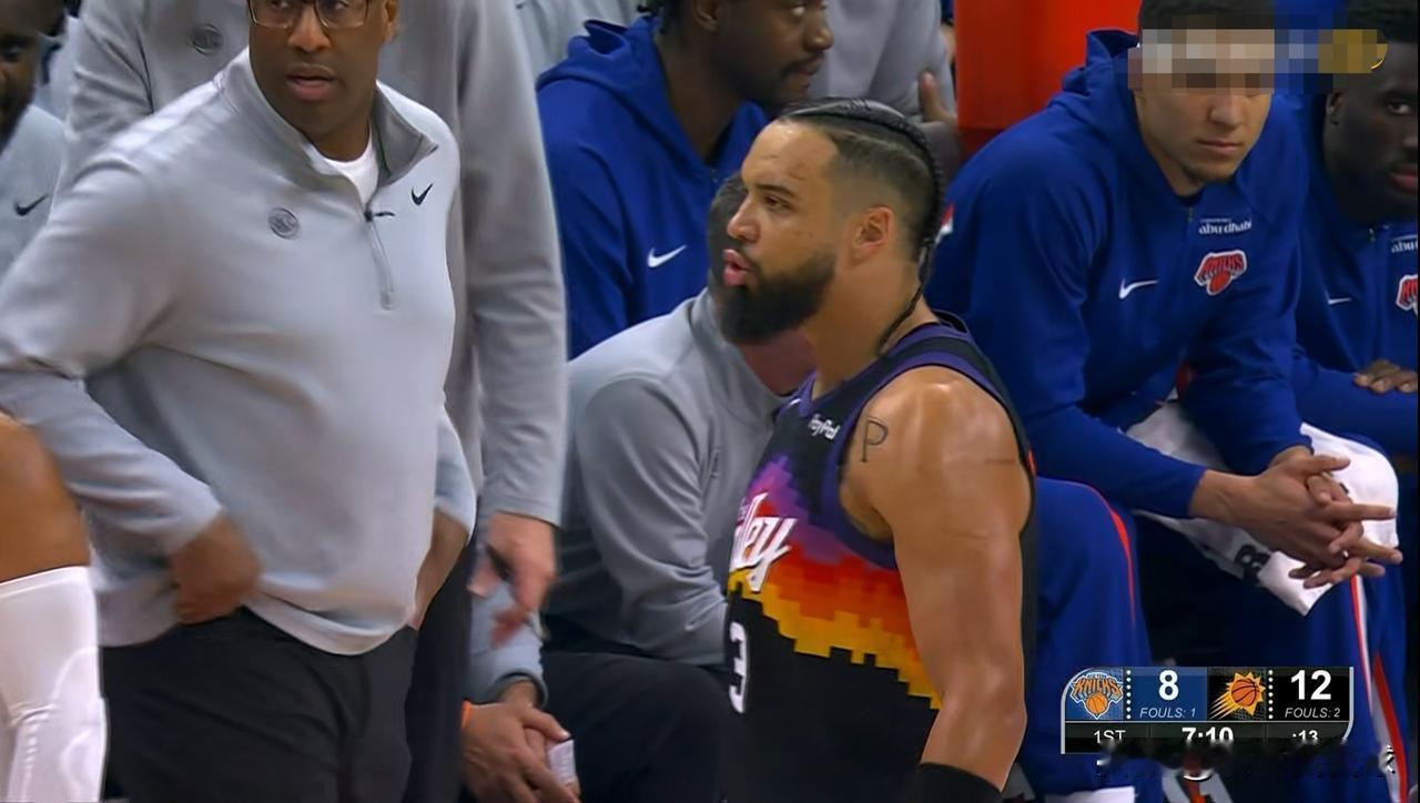 太阳球星狄龙-布鲁克斯又发威了！在今天太阳主场迎战尼克斯的比赛中，目前双方半场战