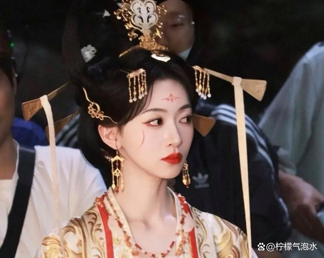 吴谨言新剧杀疯了！《凤不栖》魏晋妆造出圈，一比一还原北魏古风 