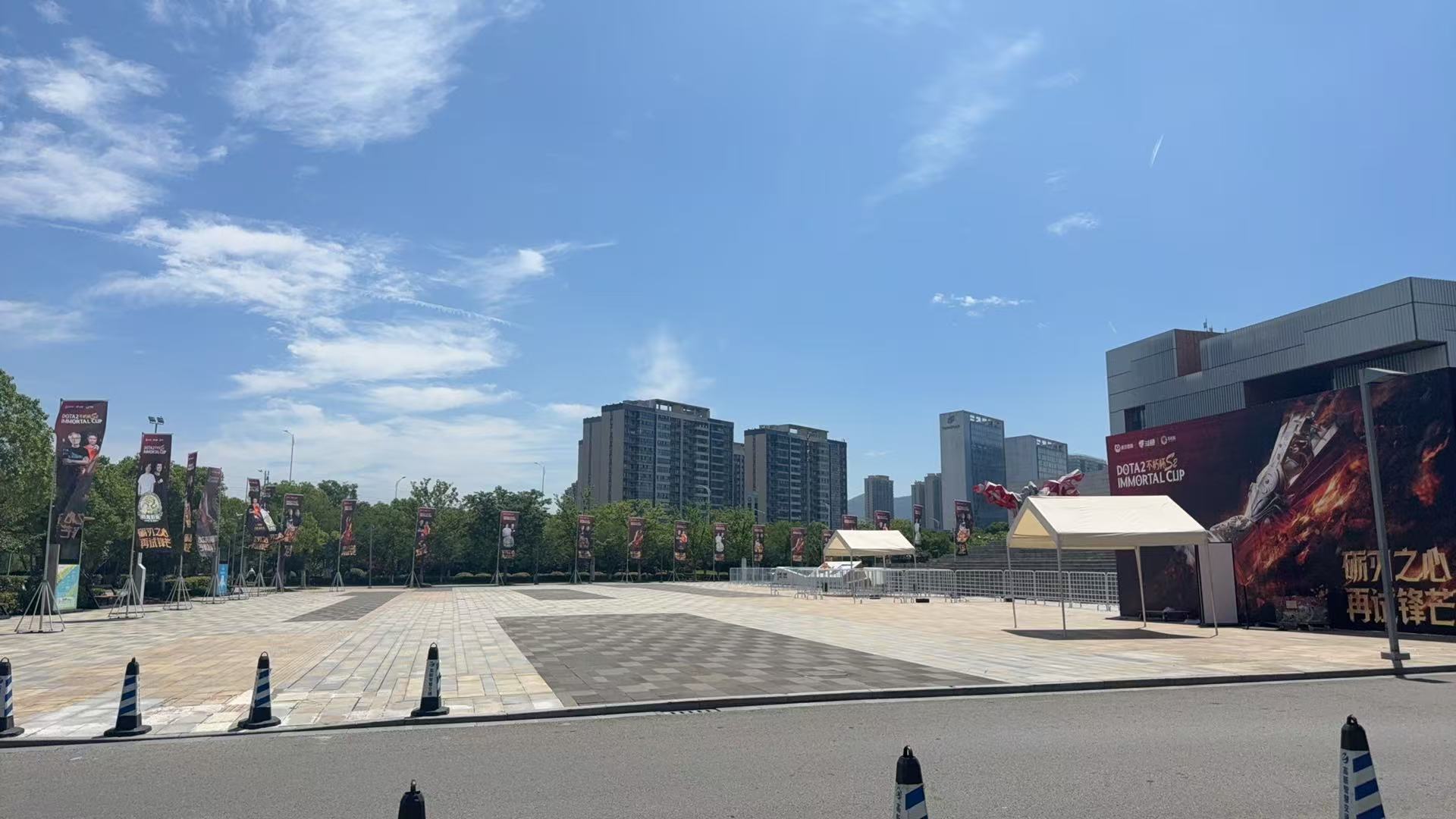 老头杯舞台已搭建完成，看起来还挺不错的，现场还有各种明星主播/选手的签名会，苏州