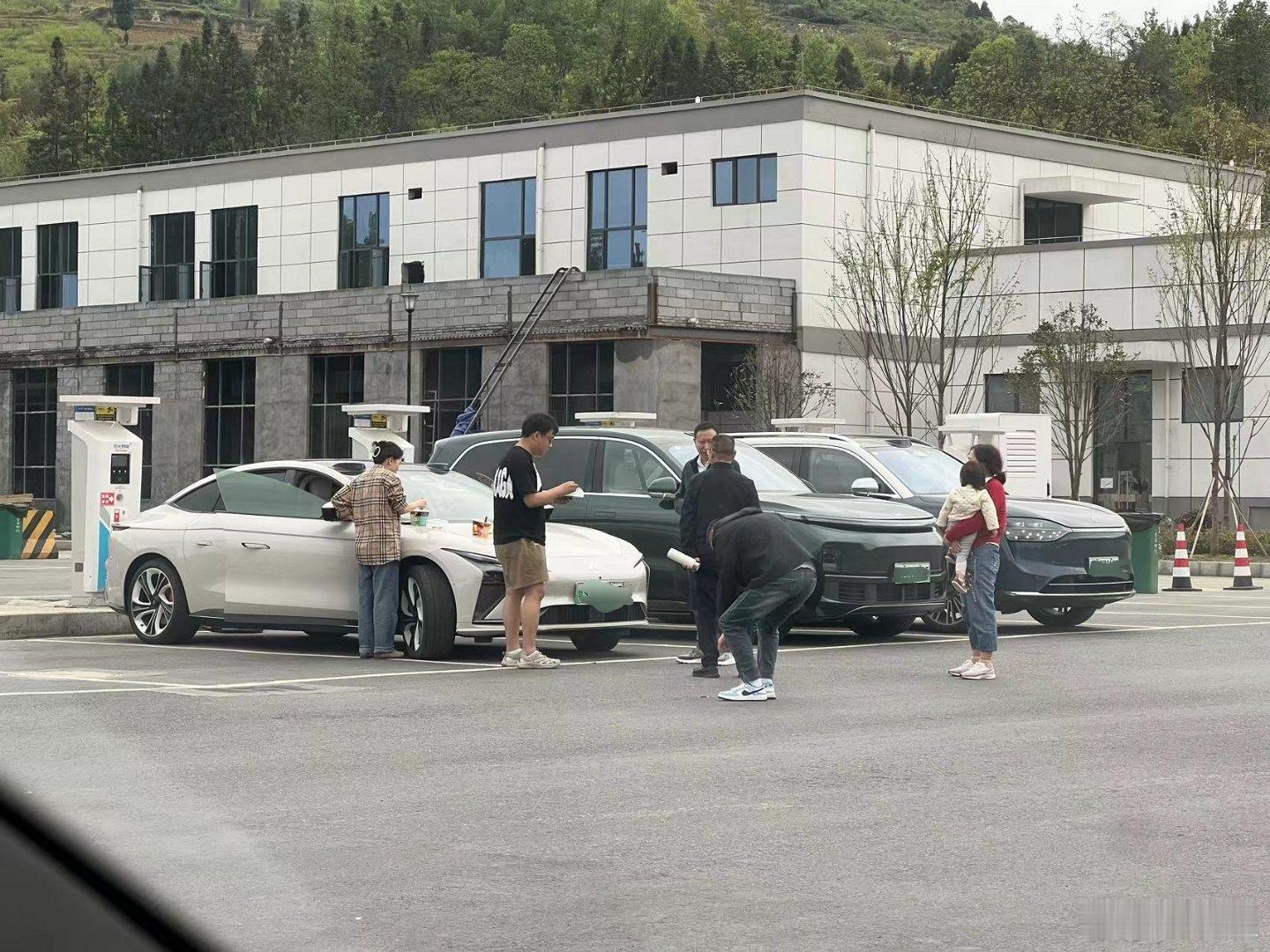 也是挺有趣的，这几台车充电充到聊一块去了，这么对比一看，问界M9的前脸确实比理想