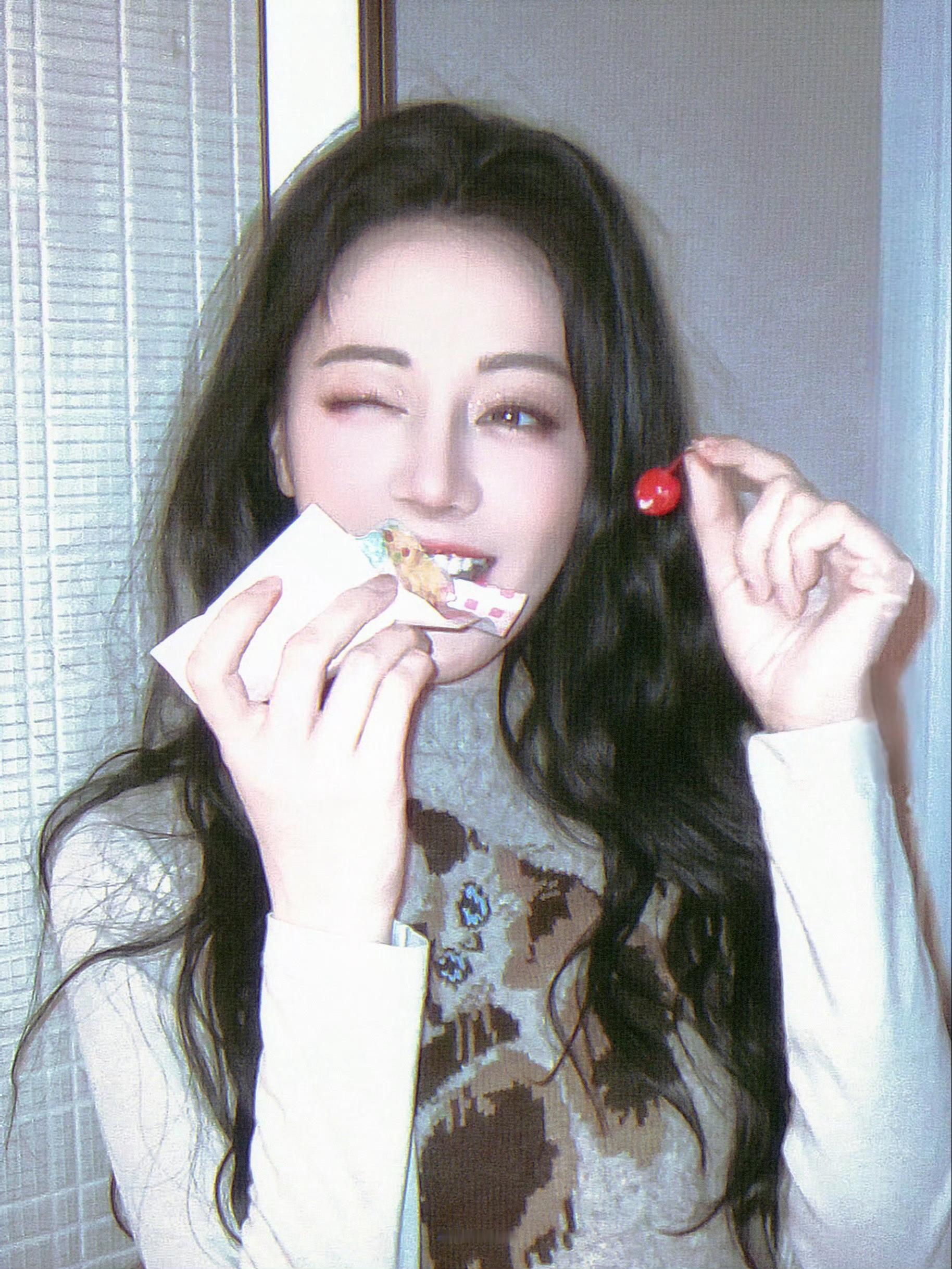 迪丽热巴对镜头wink中你就是晴天🌞今天星期巴迪丽热巴0603生日快乐