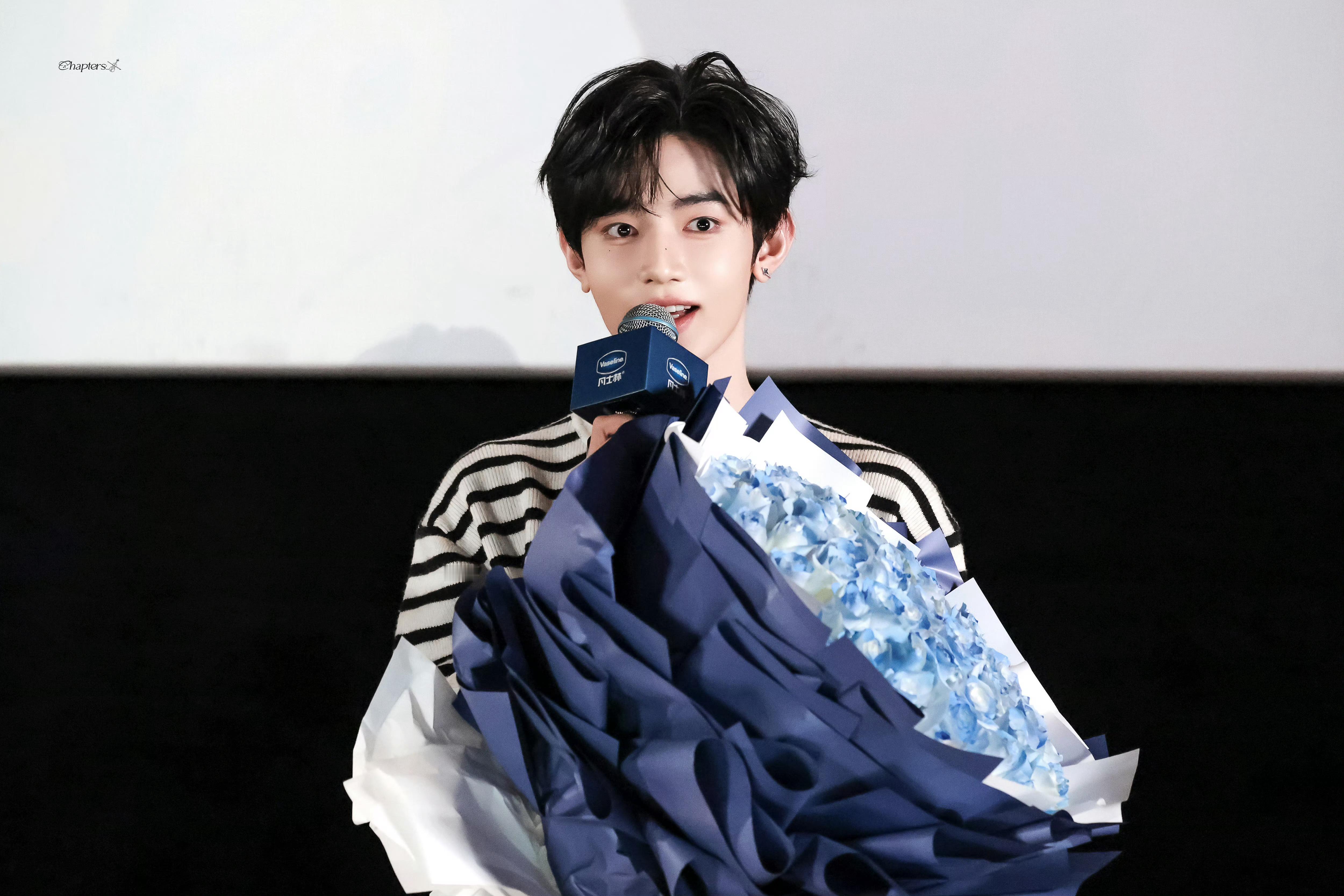 网友看眼科偶遇章昊粉红夹子好可爱希望早日康复章昊素颜看眼科