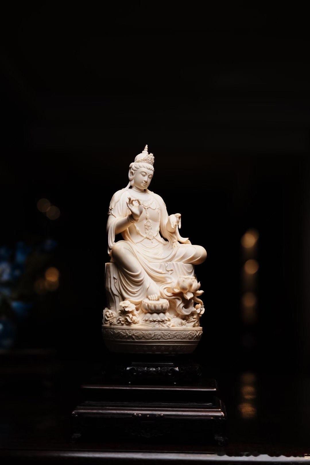 一方山石，一尊观音，便有了心安之境。

猛犸冰牙温润如玉，光泽柔和，自在观音舒坐